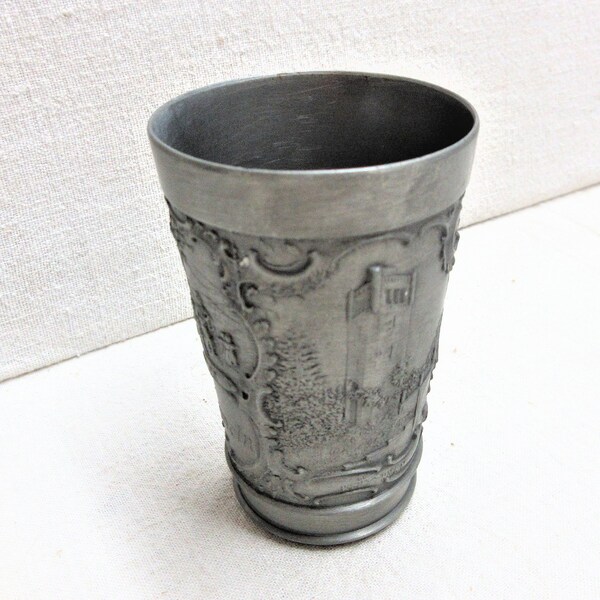 Vintage Hameln hamelin German pewter pub or bar cup souvenir, 6 ounce. and depicts city attractions, Rattenfangerhaus, Rat catchers house