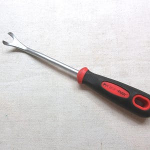 Vintage Pittsburgh pry bar is 9" long with a 1/2" space.