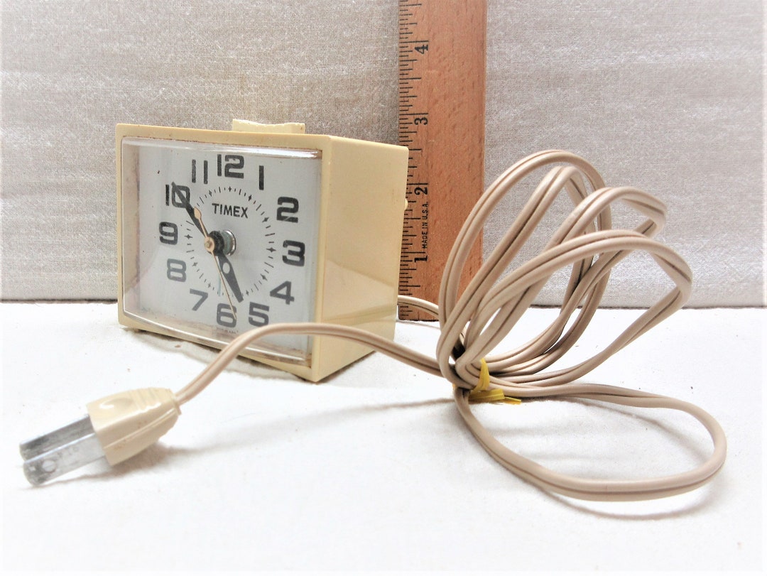 Timex Electric Alarm Clock With a Snooze Button in Good Working Condition. Small Table Model is