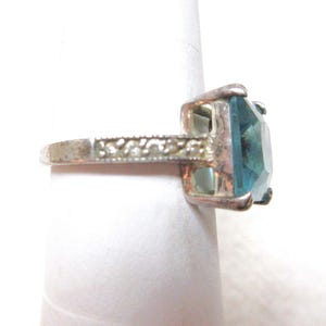 Sterling silver ring with a large blue cut glass stone size 7 has some tarnish