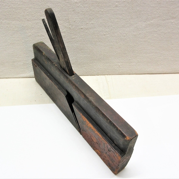 Antique wood crown molding plane. Untested but appears to be complete. It is about 11" long. The blade is rusty.