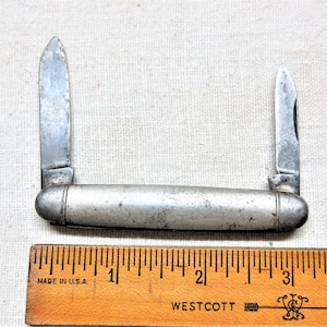 Vintage pocket knife marked Hammer Brand USA. Two blade folding pen knife. Folded length 3&quot; with surface rust