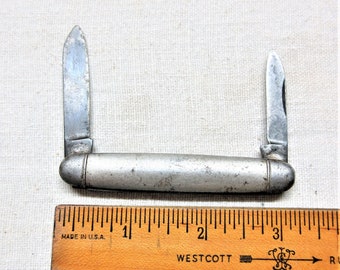 Vintage pocket knife marked Hammer Brand USA. Two blade folding pen knife. Folded length 3&quot;. Good working order with some surface rust