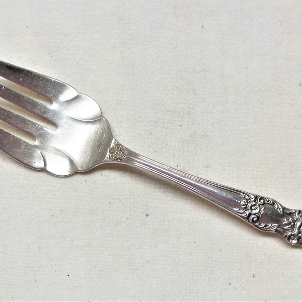 Vintage Rogers Bros 1847 silver plate Heritage pattern meat fork is 8.75" long. Floral display front and back. In very good condition