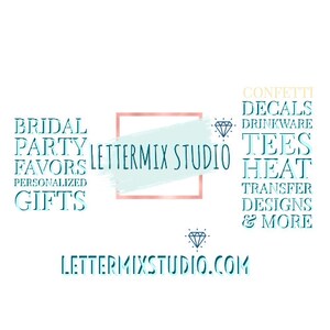 K&ouml;nnte beinhalten: Ein hellblaues und wei&szlig;es Logo f&uuml;r Lettermix Studio, ein Unternehmen, das personalisierte Geschenke, Partygeschenke und andere Artikel herstellt. Das Logo zeigt eine Diamantenform und den Text "Lettermix Studio" in einer hellblauen Schriftart. Der Text "Bridal Party Favors Personalized Gifts" befindet sich in der oberen linken Ecke des Bildes, und der Text "Confetti Decals Drinkware Tees Heat Transfer Designs & More" befindet sich in der oberen rechten Ecke des Bildes. Der Text "Lettermixstudio.com" befindet sich am unteren Rand des Bildes.