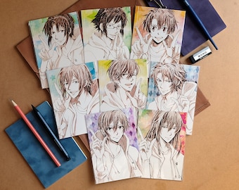 Pode incluir: Oito cartões ilustrados com personagens de estilo anime de cabelo castanho. Cada personagem está vestindo um moletom branco e tem um fundo de aquarela. Os personagens estão sorrindo e fazendo um sinal de paz com os dedos.