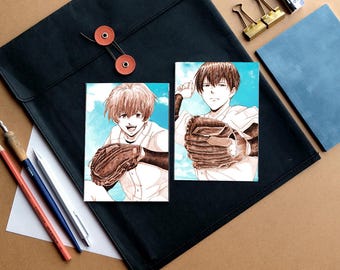 Pode incluir: Duas ilustrações de personagens de anime vestindo uniformes de beisebol e segurando luvas de beisebol. Os personagens são desenhados em estilo mangá com cabelo castanho e olhos castanhos. O fundo é uma aquarela azul claro.