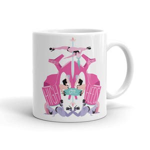 Può includere: Tazza in ceramica bianca con un'illustrazione rosa e nera di una donna in tacchi alti su un palo. Il testo "HIGH ON HEELS" è stampato sulla tazza.