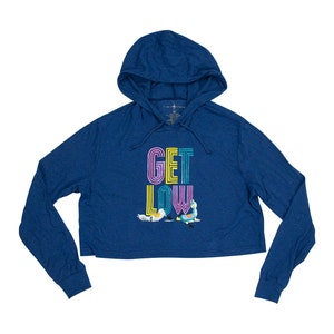 Può includere: Una felpa con cappuccio blu a maniche lunghe e corta con coulisse. La felpa presenta una stampa grafica delle parole "GET LOW" in colori arcobaleno con due personaggi dei cartoni animati.