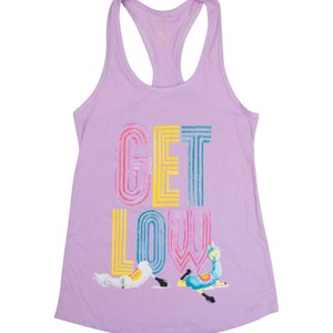 Può includere: Un top a canotta color lavanda con una grafica arcobaleno che dice "GET LOW" con due lama su entrambi i lati del testo.
