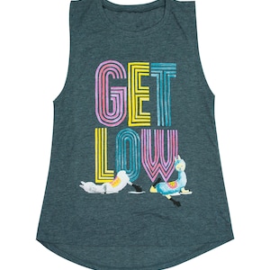 Può includere: Una maglietta senza maniche blu turchese con il testo "GET LOW" in strisce arcobaleno colorate. Sotto il testo sono raffigurati due lama dei cartoni animati, uno sdraiato e l'altro in piedi.