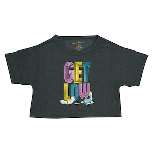 Può includere: Una maglietta corta di colore grigio scuro con maniche corte che presenta il testo "GET LOW" in lettere colorate e multistrato. Due paperi dei cartoni animati sono raffigurati sotto il testo.