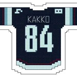 Può includere: Una maglia sportiva in stile pixel art blu navy scuro con il nome KAKKO e il numero 84 in caratteri a blocchi azzurri. Il design presenta accenti azzurri sulle maniche, un bordo bianco e una linea orizzontale rossa vicino all'orlo inferiore.
