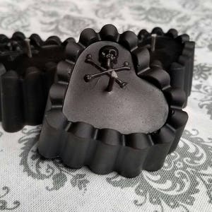 Black Beeswax Heart Candles Memento Mori Skull & Crossbones PACK OF 3 image 2