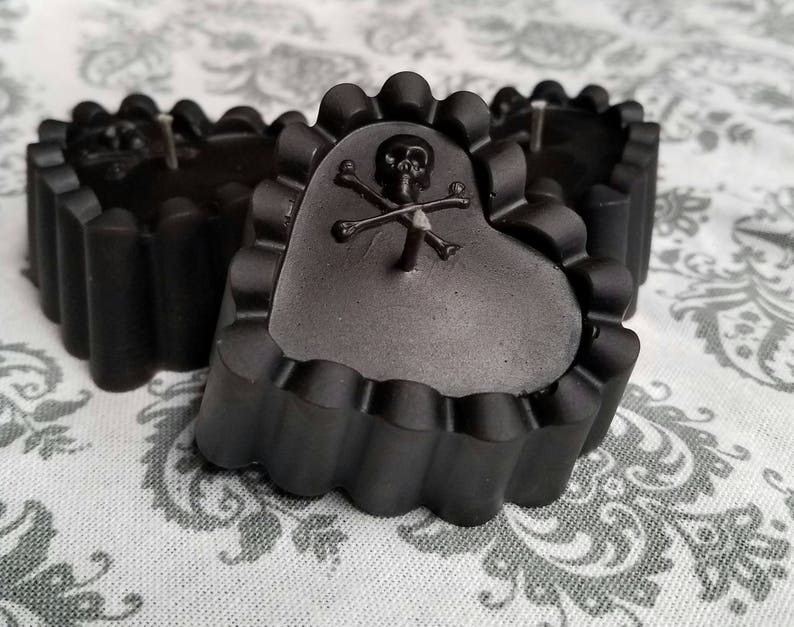 Black Beeswax Heart Candles Memento Mori Skull & Crossbones PACK OF 3 image 2