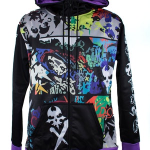 Puede incluir: Sudadera negra con cremallera y capucha, con un estampado abstracto de colores y ribetes morados. El estampado presenta una variedad de formas y colores, incluyendo rojo, azul, verde, amarillo y blanco.