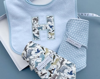 Confezione regalo con bavaglino personalizzato ricamato con applique blu Liberty Quey