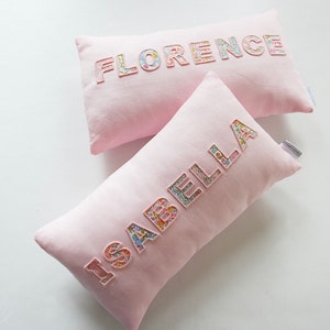 パーソナライズされた刺繍入り名前入り枕 アイリッシュリネンとリバティロンドンのクッション
