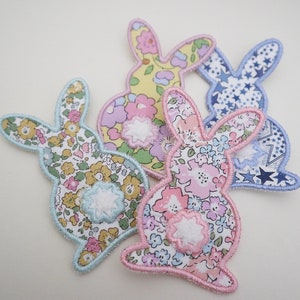 Coelhinho da Páscoa em patch com cauda fofa. Aplique de coelhinho Liberty bordado em ferro de Páscoa no patch.