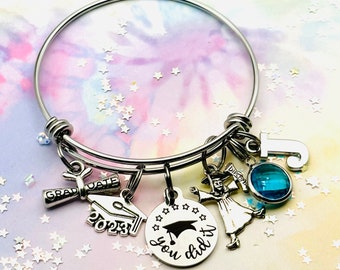 Abschluss Charm Armreif Armband: Personalisierte Initiale, Klasse von 2022
