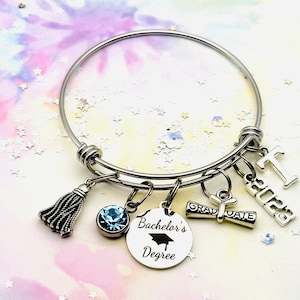 Abschlussgeschenk für einen Bachelor-Abschluss, Geschenk für eine Abschlussfrau, Abschlussgeschenk für ein Mädchen, personalisierter Schmuck für eine Absolventin, für sie
