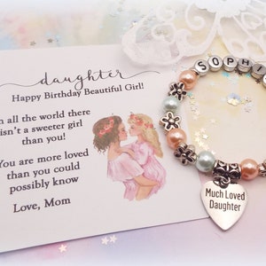 Gepersonaliseerde parelarmband: dochtercadeau, gegraveerde bedel