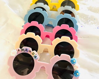 Personalisierte Kindersonnenbrillen: Blumenperlennamensonnenbrille