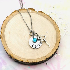 Handgestempelde naamketting: turnsterbedel, Swarovski-geboortesteen