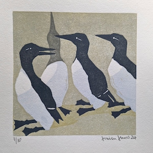 Könnte beinhalten: Ein Druck von vier schwarz-weißen Vögeln mit langen Schnäbeln, vor einem gedämpften Goldhintergrund. Die Vögel sind in einer Reihe angeordnet, wobei sich einer leicht hinter den anderen befindet. Der Druck ist signiert und mit 1/10 nummeriert.