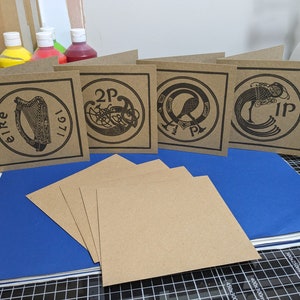 Lot de 4 pièces de monnaie irlandaises décimales 1971 - Reproduction linogravure originale de cartes avec enveloppes - 15,5 cm x 15,5 cm