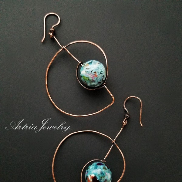 Boucles d’oreilles Earth Orbit, Boucles d’oreilles Globe, Fil de cuivre et Perle Bleue Bijoux Géométriques Modernes -AMAE0002