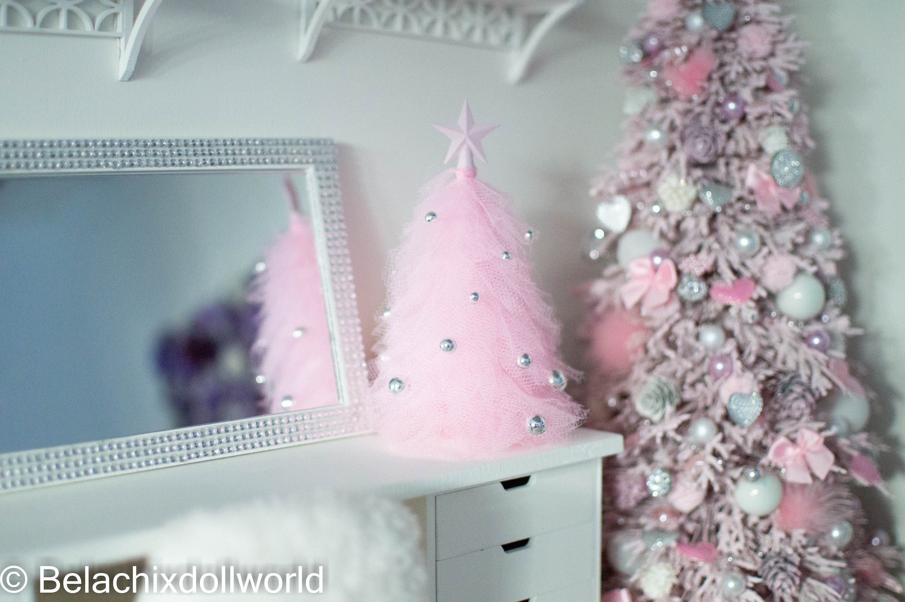 Lot De 8 Sapins De Noël Miniatures - Décoration Bureau, Maison, Fêtes - 4 Tailles (4,5 à 12,5 Cm) - Rose