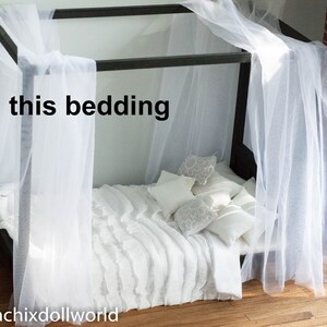 Puede incluir: Una cama con dosel blanco con ropa de cama blanca y un dosel blanco transparente. El texto "this bedding" est&aacute; escrito en la pared detr&aacute;s de la cama.