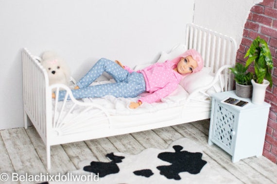 UPKOCH Cama Miniatura 1:12 Para Casa De Muñecas – Madera Y Poliéster De 18x11x8.8 Cm – Mueble De Dormitorio Para Decoración De Miniaturas