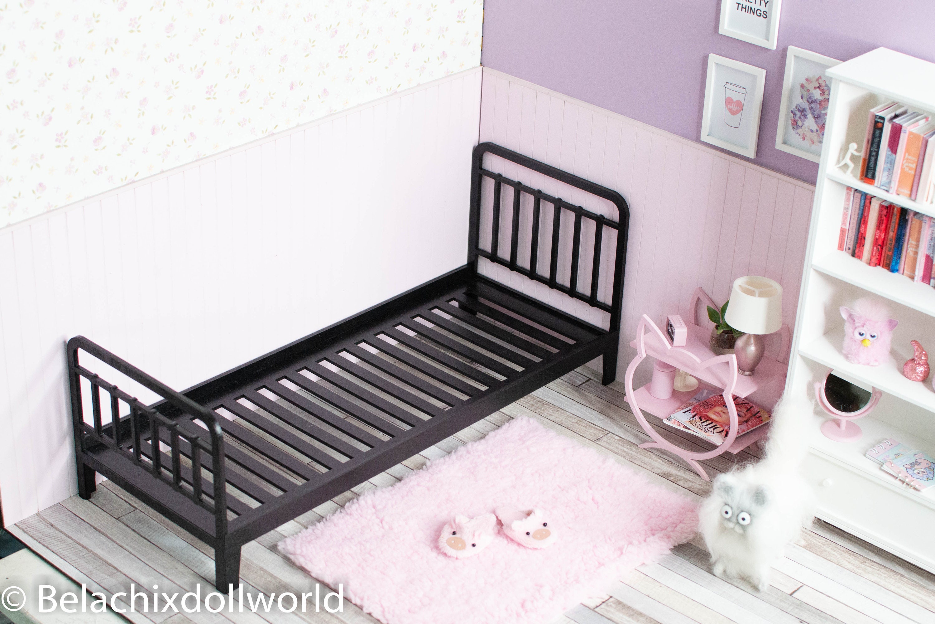 Mini cama de casa de muñecas 1:12, escala 1:12, cama de muñeca con marco de metal europeo con almohada de colchón, muebles de dormitorio en miniatura para decoración de casa de Mini cama de casa de muñecas 1:12, escala 1:12, cama de muñeca con marco de metal europeo con almohada de colchón, muebles de dormitorio en miniatura para decoración de casa de