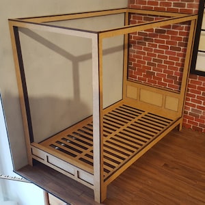 Puede incluir: Un marco de cama de cuatro postes de madera con una base de listones y un acabado marr&oacute;n. El marco de la cama est&aacute; hecho de cart&oacute;n y est&aacute; dise&ntilde;ado para una casa de mu&ntilde;ecas.