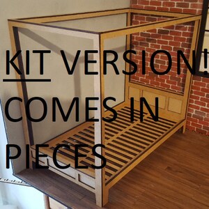 Puede incluir: Un kit de cama con dosel de madera, con el texto "KIT VERSION! COMES IN PIECES" impreso en el lateral. El marco de la cama est&aacute; hecho de madera natural y tiene un dise&ntilde;o sencillo.