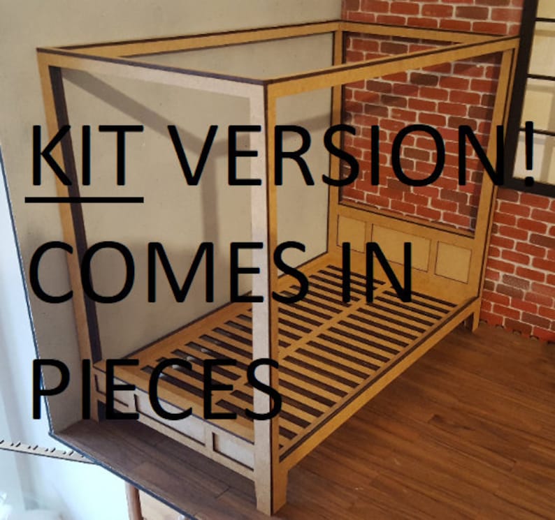 Puede incluir: Un kit de cama con dosel de madera, con el texto "KIT VERSION! COMES IN PIECES" impreso en el lateral. El marco de la cama est&aacute; hecho de madera natural y tiene un dise&ntilde;o sencillo.