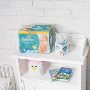 Caja de pañales en miniatura para bebé de 2 piezas, caja de pañales en miniatura, accesorios para bebés en miniatura, guardería para casa de muñecas, bebé en miniatura, BJD, caja de pañales