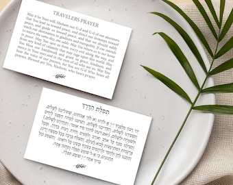 Könnte beinhalten: Zwei weiße Karten mit schwarzem Text. Die obere Karte trägt den Titel "Travelers Prayer" und ein Gebet auf Englisch. Die untere Karte trägt den Titel "תְּפִלַּת הַדֶּרֶךְ" und ein Gebet auf Hebräisch.