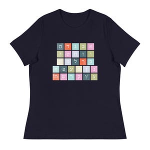 Camiseta feminina relaxada com alfabeto hebraico - conforto perfeito para o dia a dia