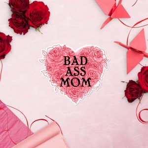 Adesivo Bad Ass Mom adesivo, spedizione gratuita, adesivo mamma San Valentino, adesivo tumbler, adesivo laptop, adesivo cuore rosa vinile