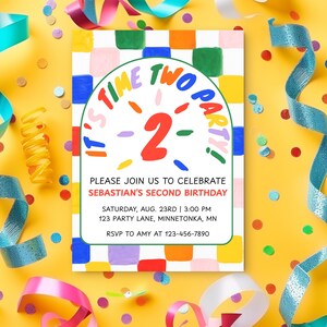Può includere: Un invito di compleanno colorato con il testo "It's Time Two Party!" e un grande "2" al centro. L'invito include i dettagli per il secondo compleanno di Sebastian, su uno sfondo a scacchi colorati.