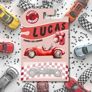 Puede incluir: Una tarjeta de invitación de cumpleaños con una ilustración de coche vintage rojo, el nombre "LUCAS" y el texto "Gracias por venir". La tarjeta está rodeada de coches de juguete, confeti y cintas a cuadros.