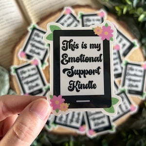 Naklejka Kindle „This Is My Emotional Support” | Błyszcząca naklejka winylowa | Naklejka Kindle | Koszyk TBR | Książkowy prezent dla miłośników książek i czytelników