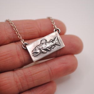 Collar de barra de trucha de plata