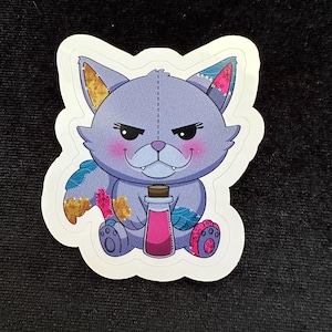 Puede incluir: Un gato de punto morado y azul con una expresión traviesa sostiene una pequeña botella de líquido rosa. El gato tiene orejas amarillas y una nariz rosa.