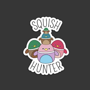 以下が含まれることがあります： 白い背景に白い文字で「SQUISH HUNTER」と書かれたステッカー。ステッカーには、ピンク、グリーン、ブラウン、レッドなど、さまざまな色の4羽の漫画の鳥が積み重ねられています。