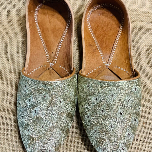 Handmade Leather and Gold Thread Unisex Huaraches, Men's 11, Women's 10. NOTE: Please read entire description - there are no returns.