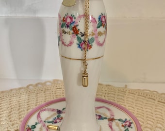 Soporte para alfileres de porcelana con diseño de rosas y cintas, marca KPM, fabricado en Alemania. NOTA: Lea la descripción completa.